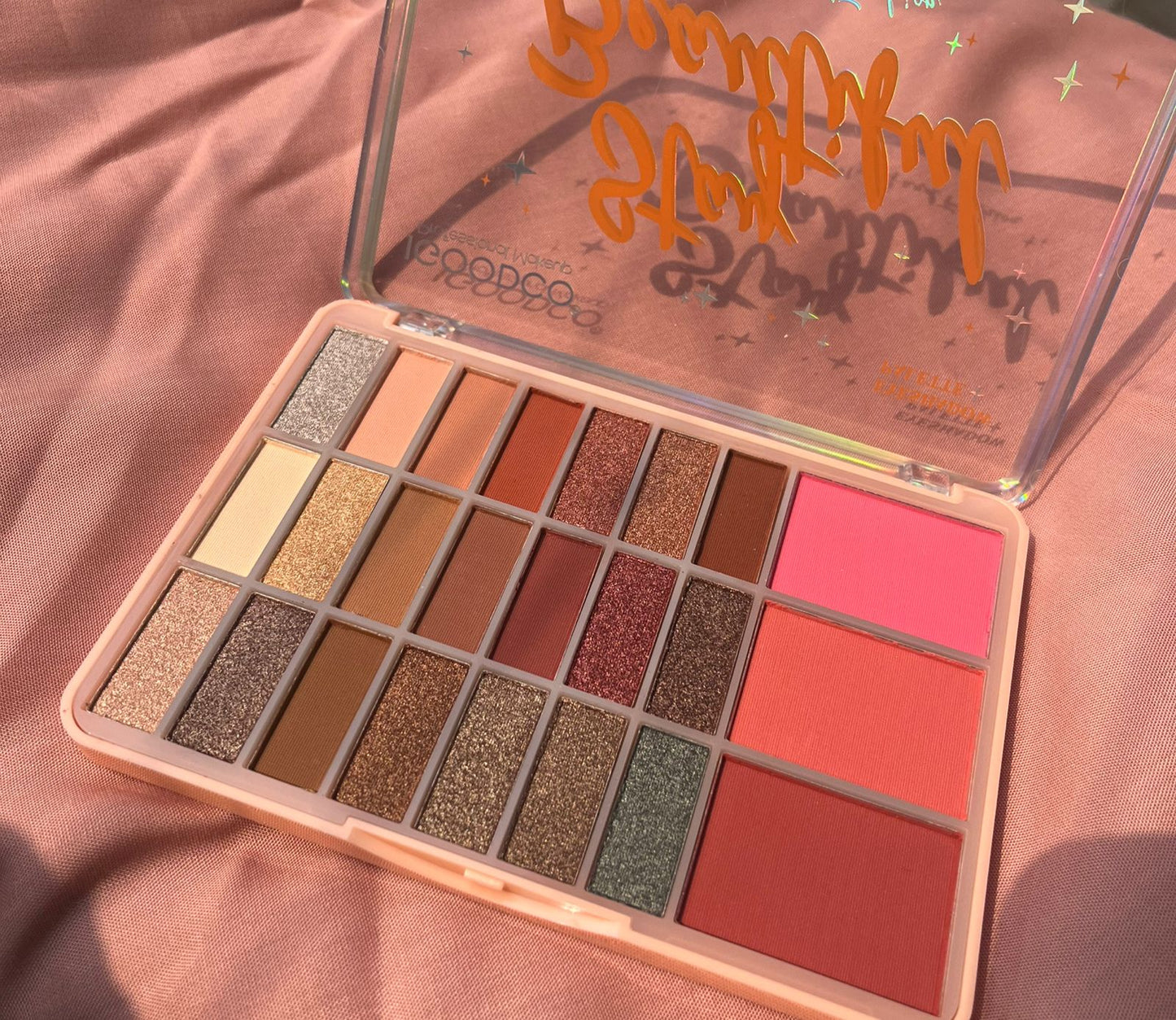 IGOODCO  Stay Beautiful Palette  (21 color eyeshadow + 3 color blushon)
